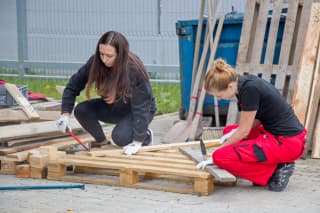 Lavičky v priebehu prác